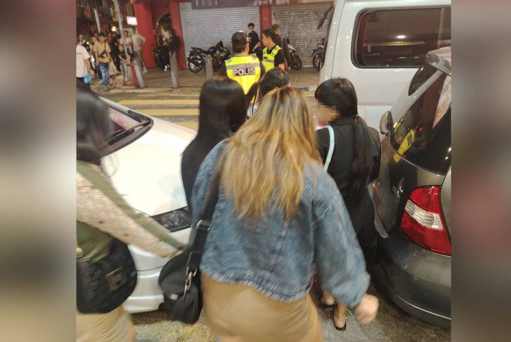 Polis menahan 10 wanita warga Indonesia disyaki pelacur dalam serbuan di ibu negara, pada Sabtu.