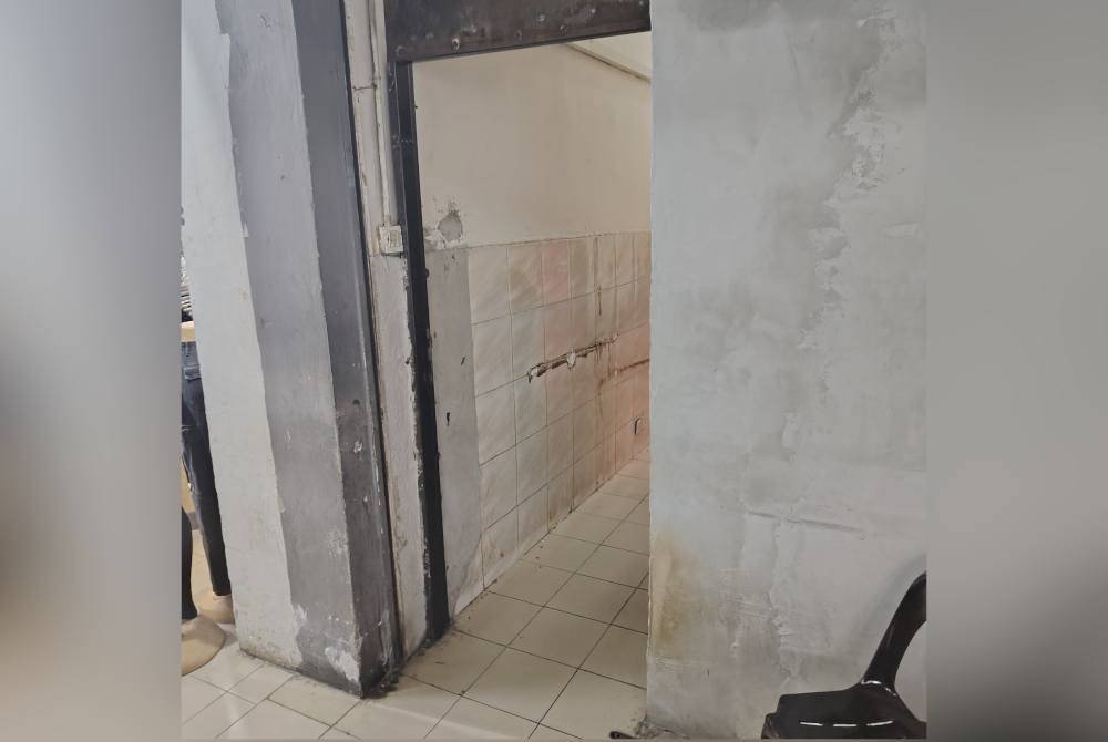 Pintu masuk salah sebuah premis pelacuran yang berjaya dikesan polis di Jalan Petaling, Kuala Lumpur pada Sabtu.