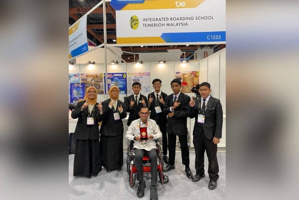 Mohammad Izzwan (tengah) bersama enam pelajarnya berjaya merangkul emas
pada Taiwan Innotech Expo yang diadakan Taiwan World Trade Centre, Taipei, Taiwan pada 17 hingga 19 Oktober lalu. Foto Cikgu Mohammad Izzwan