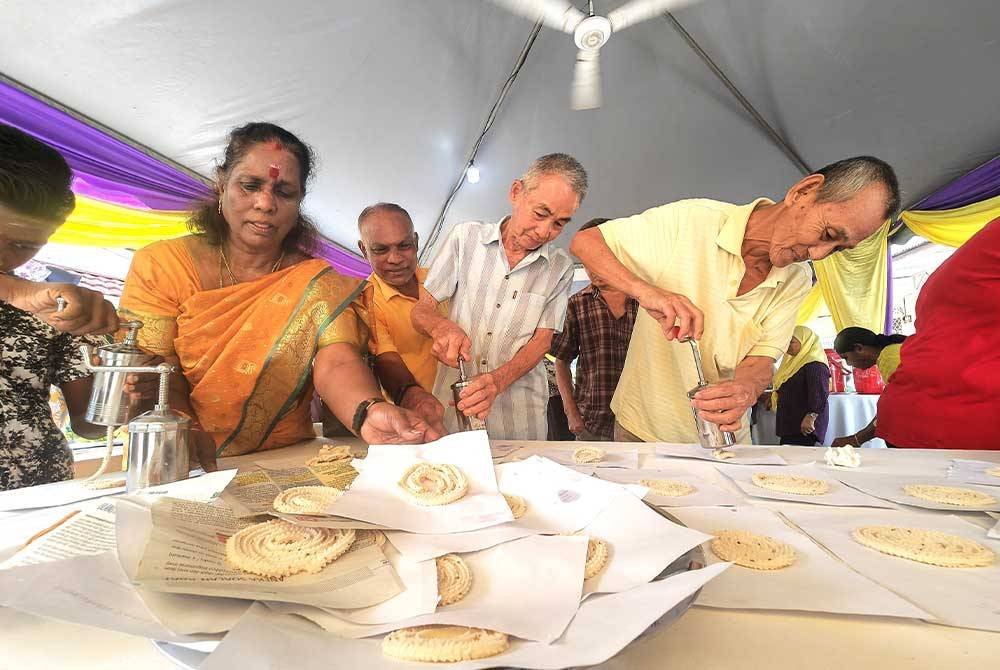 Penduduk Cina teruja belajar membuat muruku daripada penduduk India