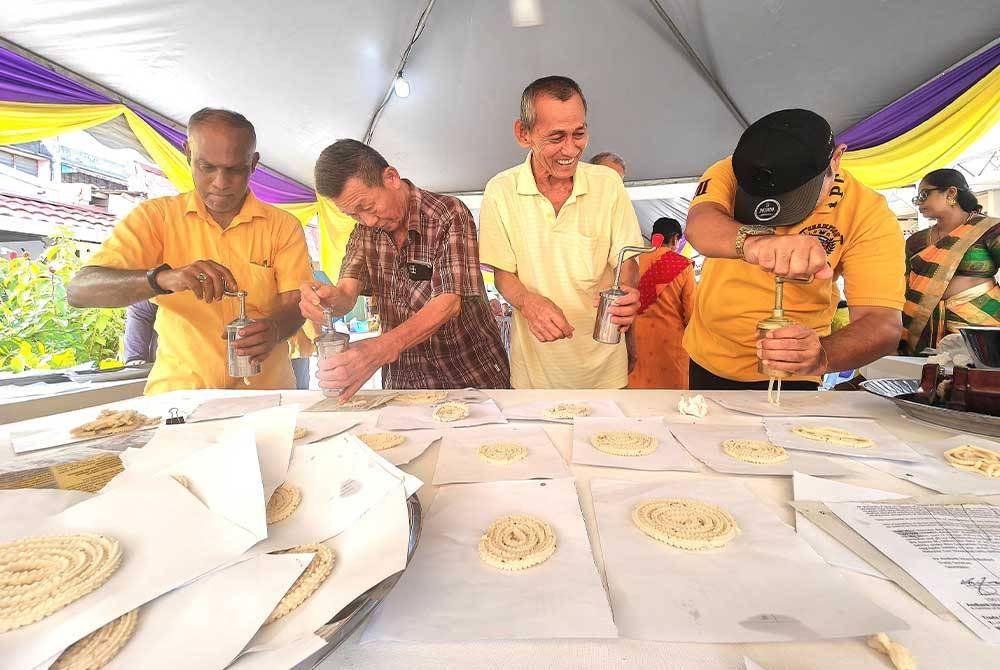 Penduduk Melayu dan Cina teruja belajar membuat muruku daripada penduduk India.