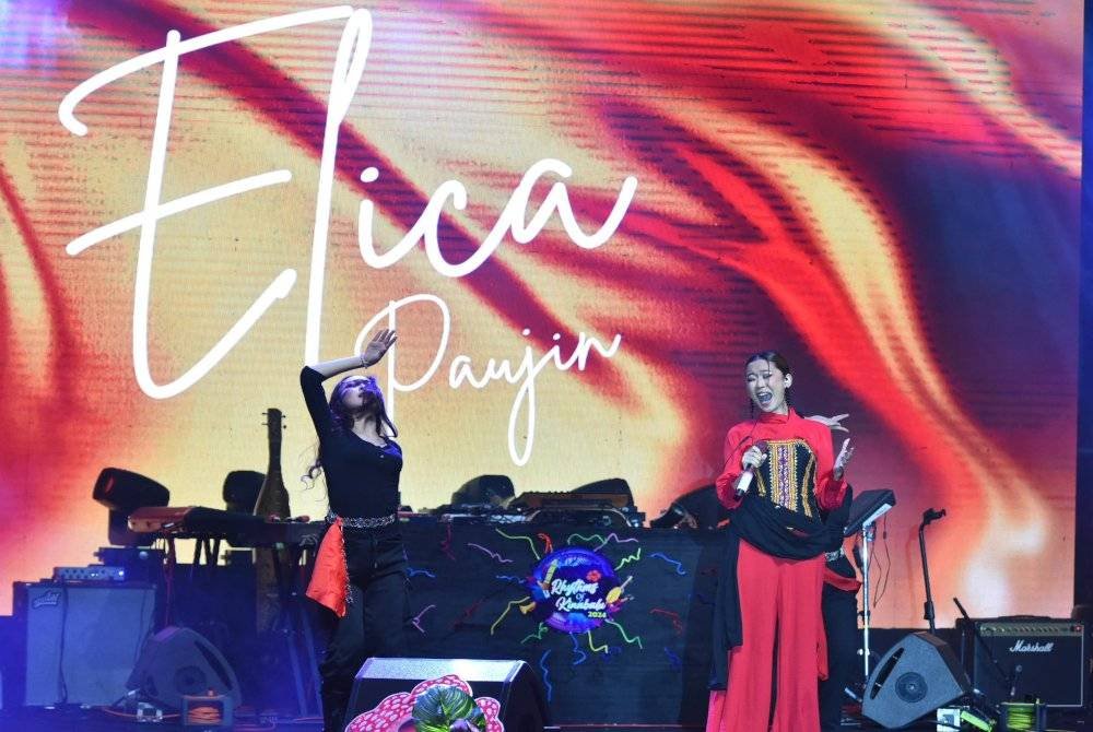 Persembahan oleh artis tempatan Elica Paujin.