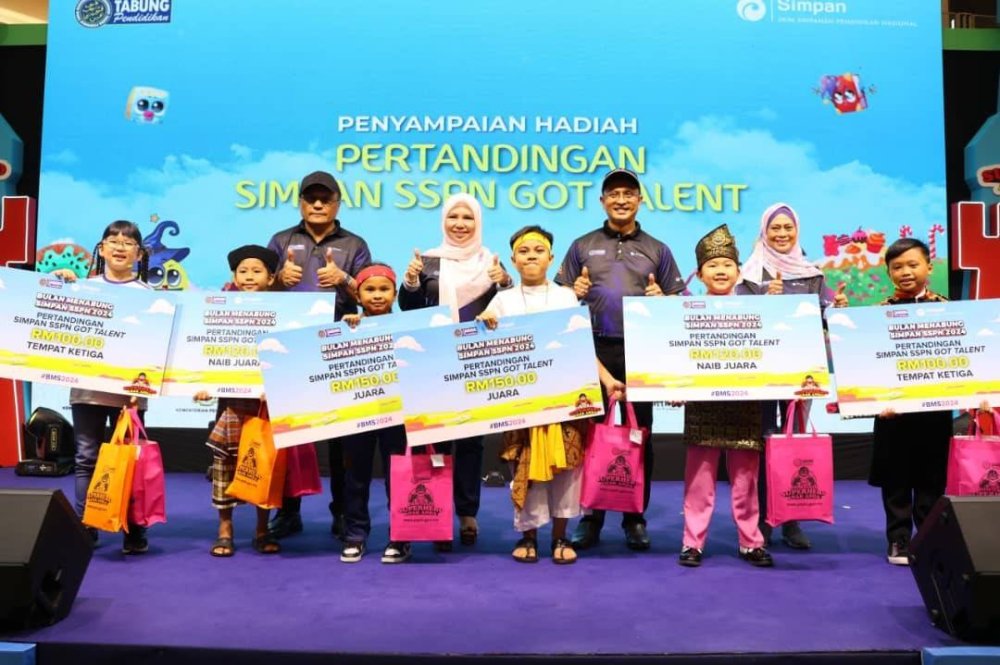 Norliza (dua dari kiri) dan Ahmad Dasuki (dua dari kanan) bergambar bersama para pemenang Cabutan WOW! Simpan SSPN 2024.