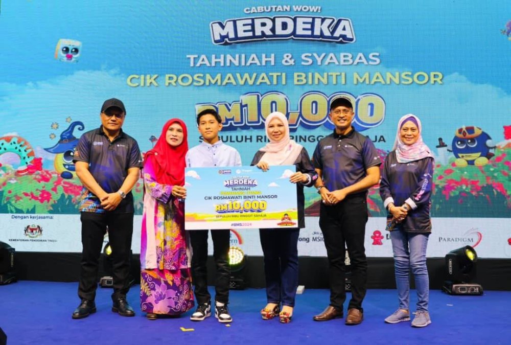 Rosmawati (dua dari kiri) ceria menerima replika hadiah Cabutan WOW! Simpan SSPN 2024 Kategori Cabutan Siri WOW! Merdeka.