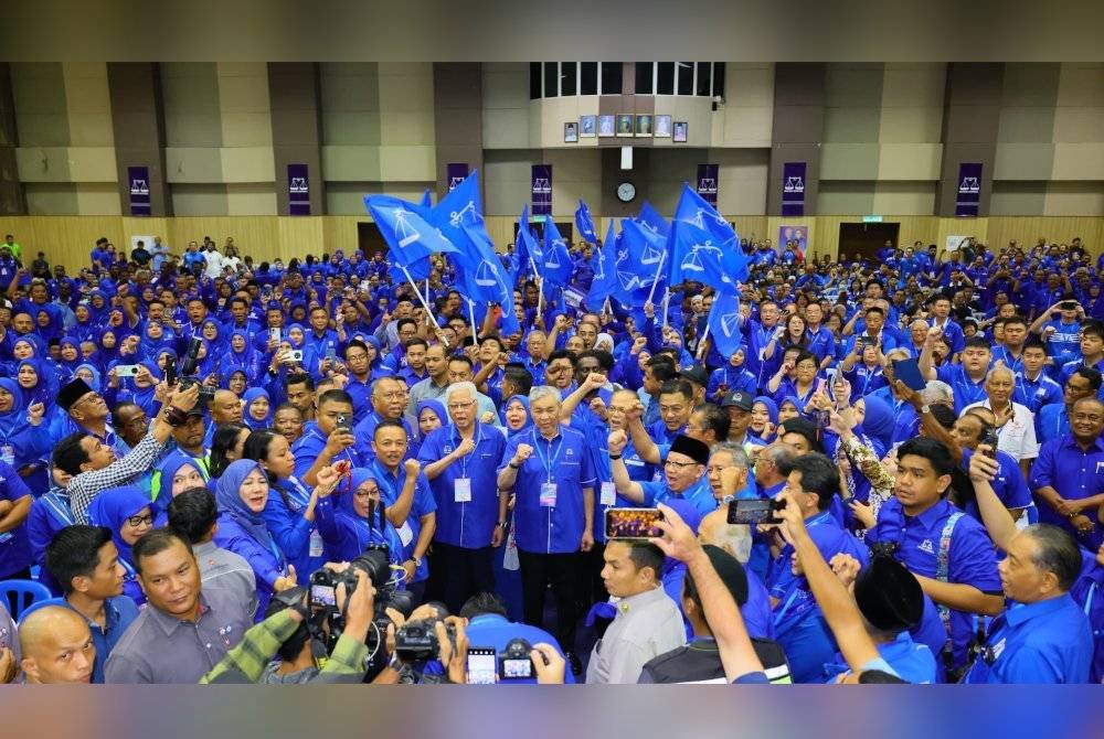 Ahmad Zahid bersama barisan pemimpin dan hampir 1,300 perwakilan yang hadir pada Konvensyen BN Negeri Pahang 2024 Sempena Sambutan Ulang Tahun Jubli Emas Ke-50 BN di Dewan Tun Razak di Temerloh pada Ahad.
