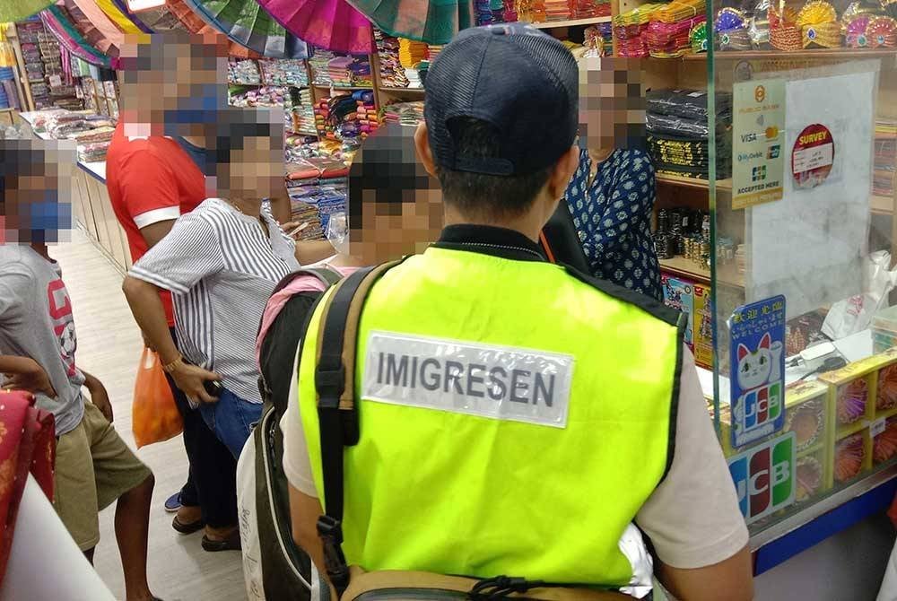Pegawai imigresen bertugas menjalankan rondaan sekitar kawasan Little India, Brickfields pada Ahad.