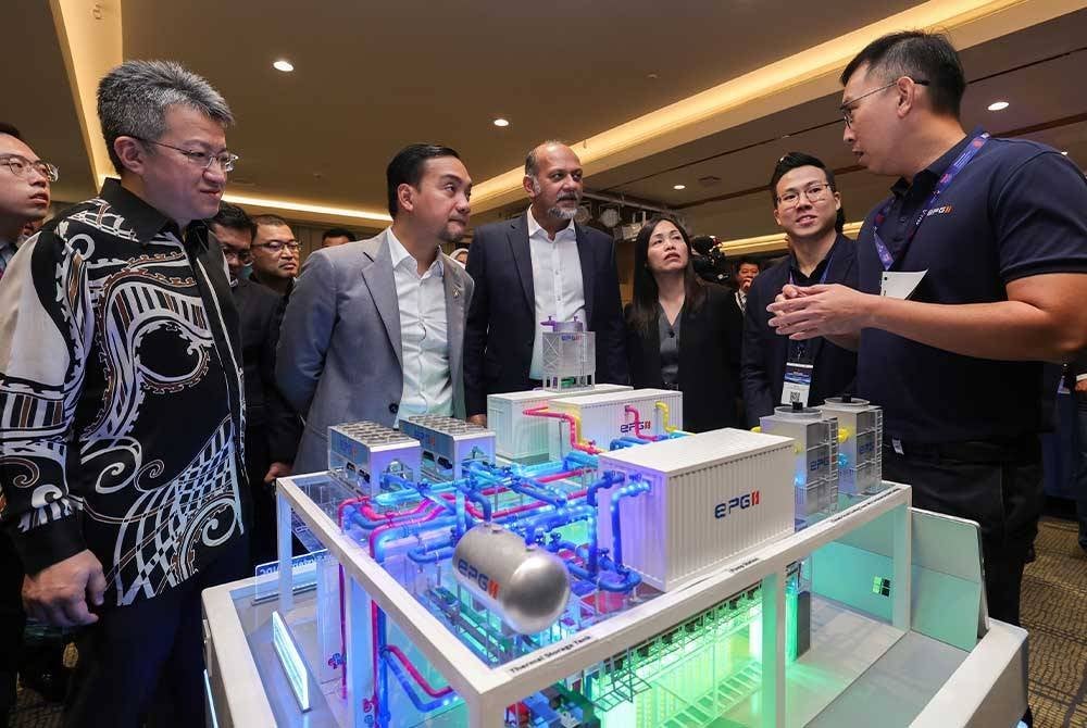 Onn Hafiz (dua, kiri) bersama Gobind (tiga, kiri) melawat salah satu reruai sistem penyejukan pada Persidangan Data Centre Supply Chain Ecosystem pada Ahad. Foto Bernama