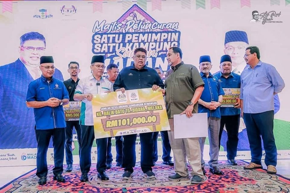 Ab Rauf menyampaikan replika cek kepada wakil Jawatankuasa Pembangunan dan Keselamatan Kampung (JPKK) Kampung Balik Batu pada program itu.