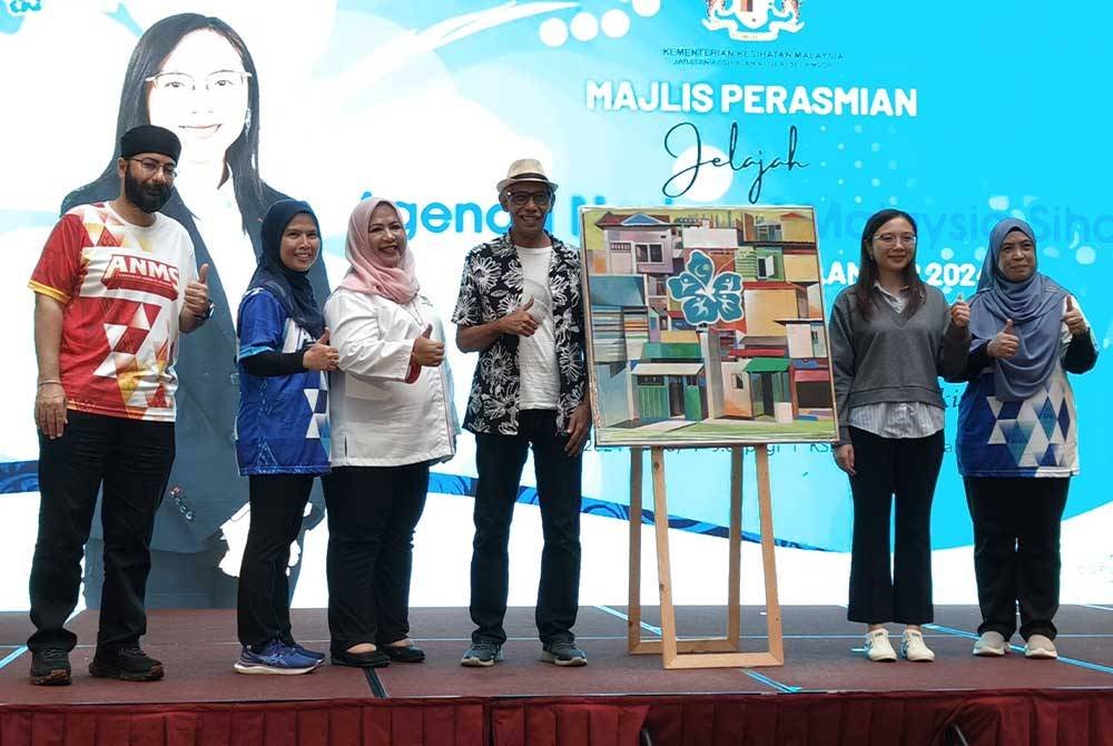 Jamaliah (dua dari kanan) merasmikan Jelajah Agenda Nasional Malaysia Sihat (ANMS) peringkat Selangor di KSL Esplanade Mall pada Ahad.