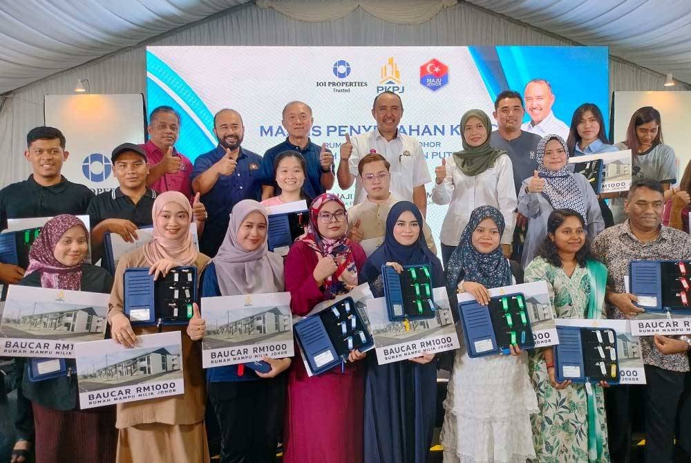 Mohd Jafni (tengah, belakang) bergambar dengan pemilik RMMJ di Bandar Putra, Kulai pada Ahad.