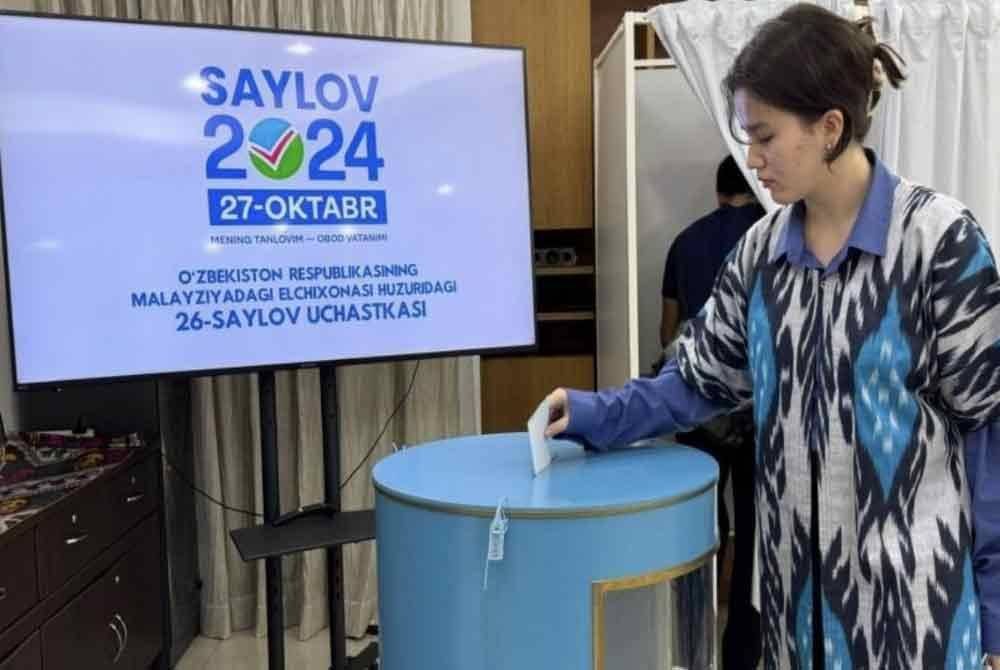 Buat kali pertama, lebih 20 juta rakyat Uzbekistan diberi pilihan untuk mengundi secara fizikal atau elektronik. Foto Bernama
