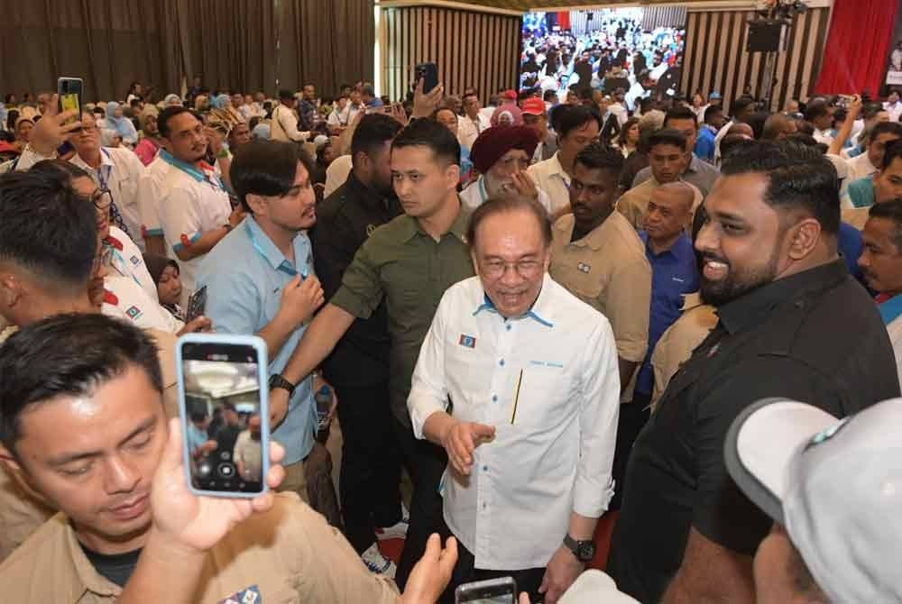 Anwar bersalaman dengan peserta yang hadir pada Konvensyen Keadilan Perak di Ipoh.
