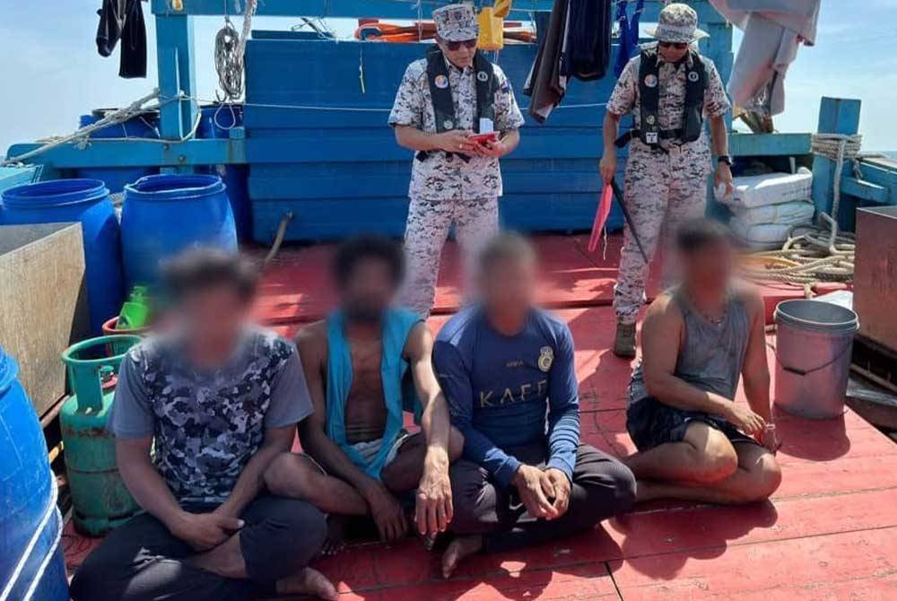 Maritim menahan sebuah vesel nelayan tempatan bersama empat awak-awak warga Myanmar tanpa permit sa