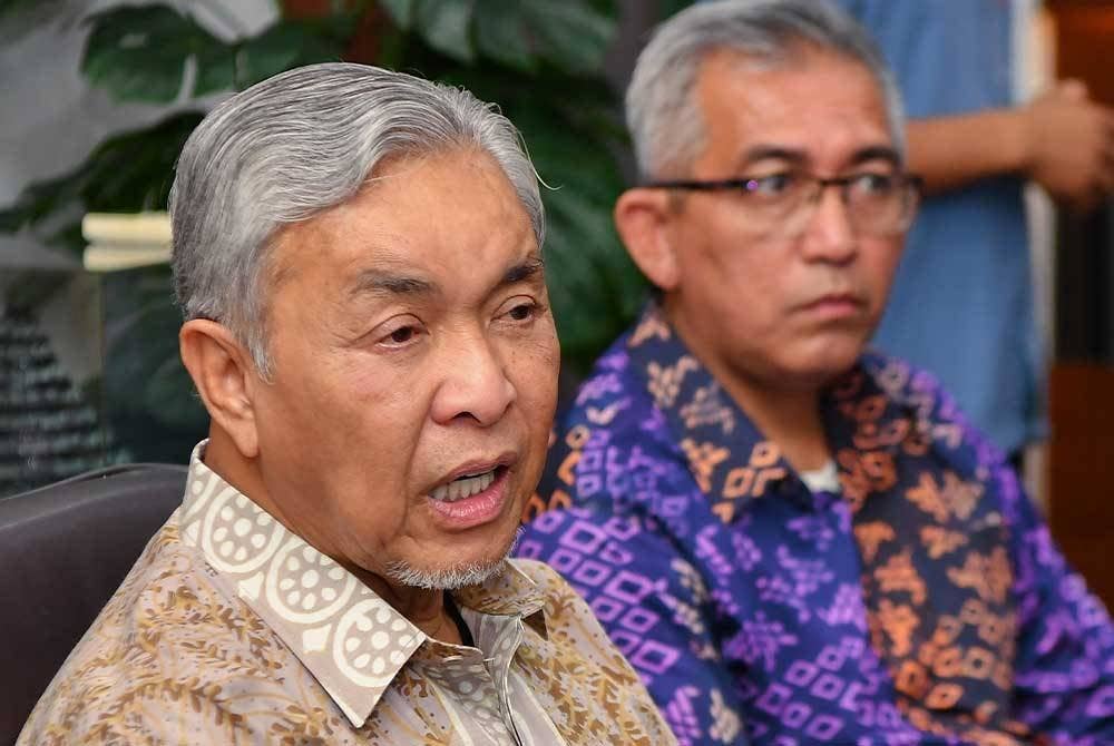 Ahmad Zahid ketika sidang media pada majlis sambutan Deepavali peringkat Parlimen Bagan Datuk di Kompleks UMNO, Bagan Datuk pada Ahad. Foto Bernama