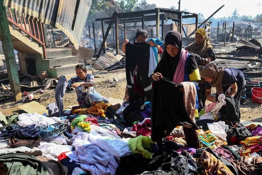 Beberapa mangsa kebakaran memilih pakaian terpakai yang disumbangkan oleh NGO. Foto Bernama