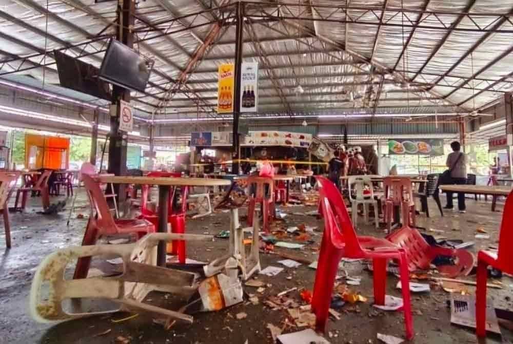 Keadaan pusat makanan selepas berlaku letupan pada pagi Ahad.