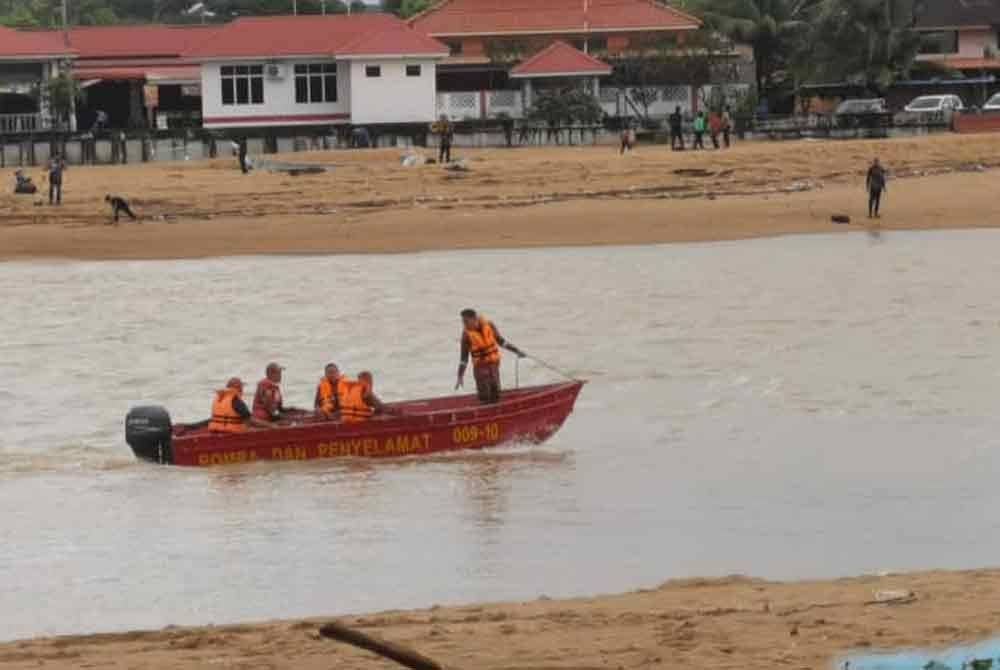 Anggota bomba melaksanakan operasi mencari dan menyelamat mangsa yang dikhuatiri lemas. Foto JBPM
