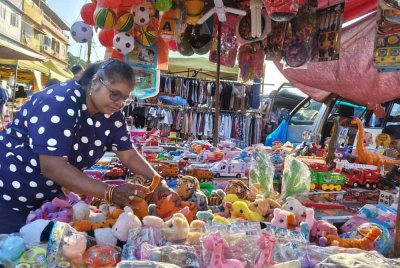 Meletakkan harga rendah selain bateri percuma antara cara digunakan Ulaganayaki untuk menarik pelanggan.