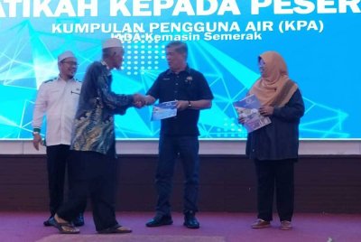 Mohamad menyampaikan watikah KPA Kawasan IADA Kemasin Semerak 2024 pada Ahad.