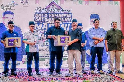 Pemangku Ketua Pegawai Eksekutifnya, Datuk Mohd Nizam Yahya (kiri) mengiringi Ketua Menteri, Datuk Seri Ab Rauf Yusof (tiga, kiri) dan Menteri di Jabatan Perdana Menteri (Hal Ehwal Agama), Datuk Dr Mohd Nai'im Mokhtar (dua, kiri) menyampaikan bantuan bakul makanan kepada salah seorang asnaf pada Majlis Perasmian Peluncuran Satu Pemimpin Satu Kampung (Santuni MADANI) di Kampung Balik Batu, Tanjung Bidara, Alor Gajah, pada Sabtu.