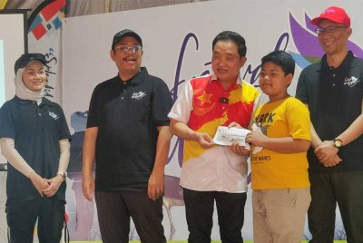 Suee Lim (tiga dari kanan) menyampaikan cenderahati kepada salah seorang penerima semasa Festival of Wings 2024 di Taman Alam, Bukit Malawati, Kuala Selangor pada Ahad.