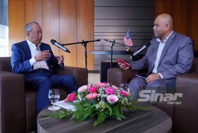 Muhyiddin bersama Penolong Pengarang Berita (Digital) Sinar Harian, Mohd Fazli Zainul Abidin ketika program Interviu di pejabatnya baru-baru ini.
