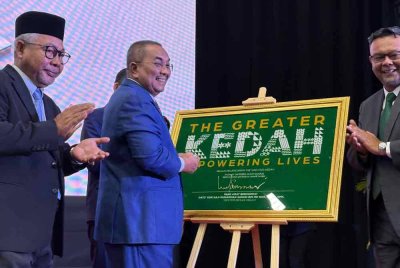 Sanusi bergambar kenangan selepas menurunkan tanda tangan sebagai simbolik perasmian The Greater Kedah pada Ahad.