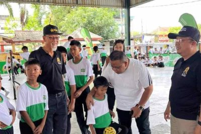 Sumali melihat skil seorang murid melakukan timbangan semasa sesi KLAS 2024 di SMK Taman Dato' Harun 2, Petaling Jaya.