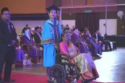 Mee Wan bersama ibunya Kanagawaly ketika diumumkan sebagai penerima Anugerah Diraja PTSS di Majlis Konvokesyen Kali Ke-16 PTSS di Dewan Harumanis PTSS hari ini