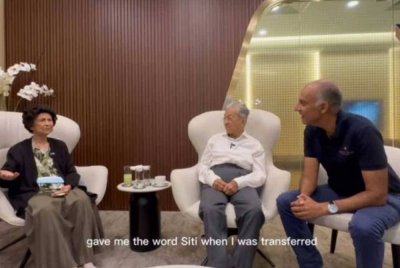 Isteri bekas Perdana Menteri, Tun Dr Mahathir Mohamad pada Sabtu mendedahkan 'rahsia' namanya yang sebelum ini dikenali sebagai Siti Hasmah.