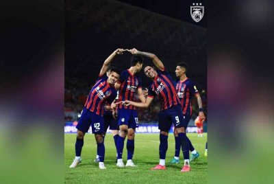 Arif Aiman (kiri) dan Bergson meraikan kejayaan JDT mengalahkan Selangor, 3-0 di Petaling Jaya pada Ahad. Foto FB Johor Southern Tigers