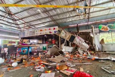 Letupan menyebabkan bumbung zink di pusat perniagaan itu rosak dan sebahagian dinding dapur runtuh.