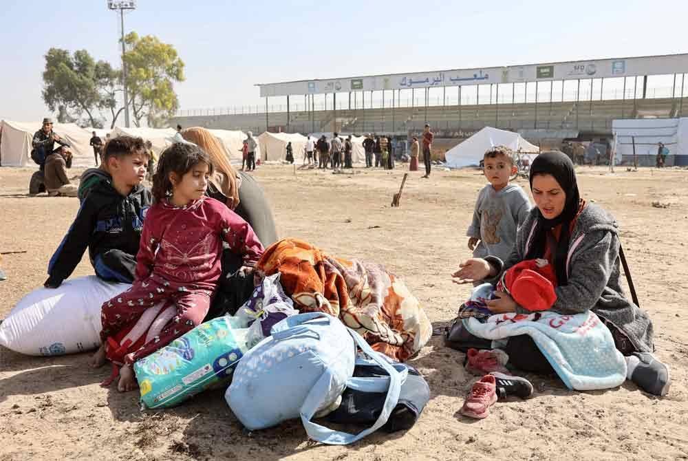 Sebuah keluarga yang tiba di Bandar Gaza setelah berpindah dari kawasan utara.