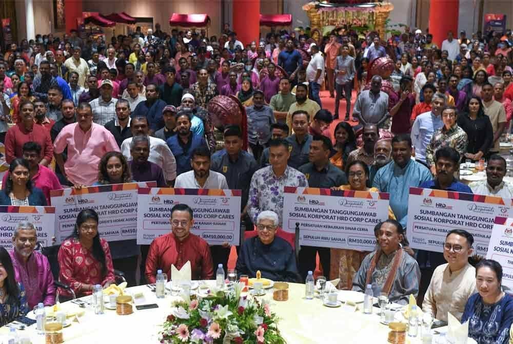 Tun Ahmad Fuzi (empat, kanan) dan Steven (empat, kiri) bersama penerima sumbangan pada majlis sambutan Deepavali Kesuma dan HRD Corp 2024 pada Ahad. Foto Bernama