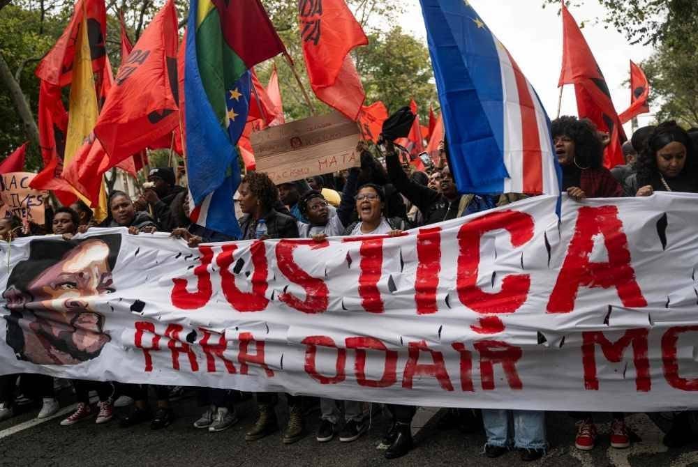 Peserta membawa sepanduk dengan slogan 'Keadilan untuk Odair Moniz' sebagai memperingati lelaki berusia 43 tahun itu. Foto AFP