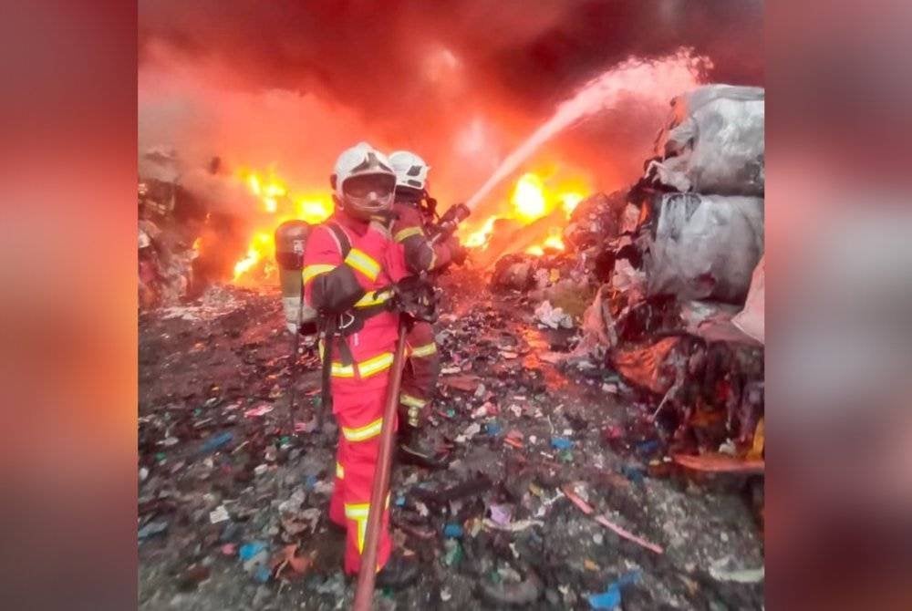 Bomba berusaha memadam kebakaran di tempat pengumpulan barangan kitar semula di Kawasan Perindustrian Pengkalan Chepa 2. Foto ihsan bomba