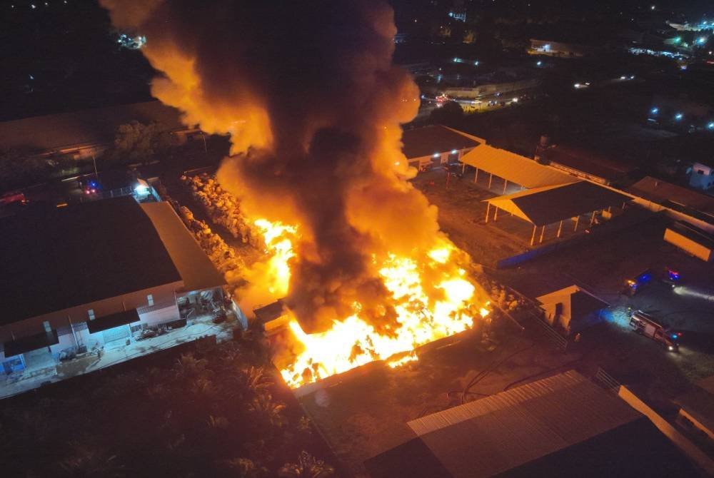 Pemandangan dari udara kebakaran tempat pengumpulan barangan kitar semula di Kawasan Perindustrian Pengkalan Chepa 2.
