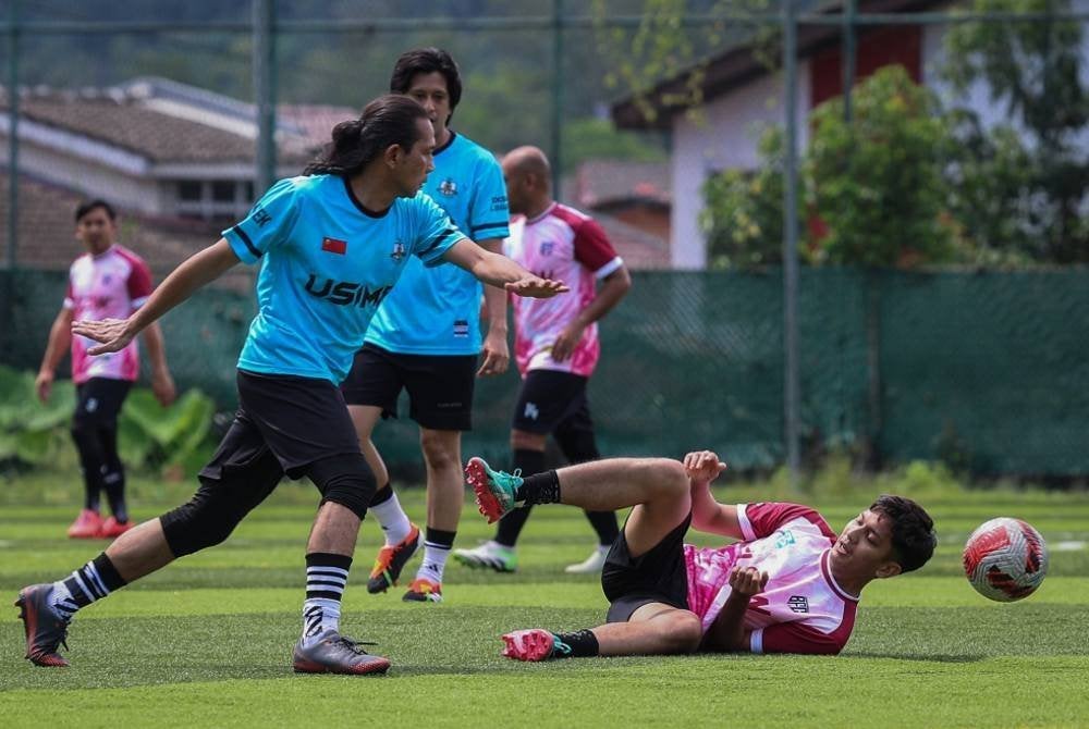 Aksi pasukan Bernama A melawan pasukan Kejpa FC pada Kejohanan Bola Sepak 9 Sebelah (9s) sempena Sukan Hawana pada Ahad. Foto Bernama