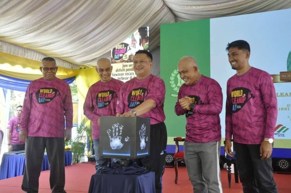 Tuanku Syed Faizuddin (tengah) bersama sukarelawan sempena World Cleanup Day 2024.