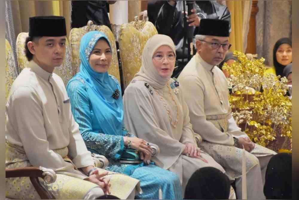 Sultanah Terengganu, Sultanah Nur Zahirah (tiga dari kanan) bersama Tengku Azizah (dua kanan) dan Al-Sultan Abdullah hadir menyaksikan istiadat persandingan Tengku Muhammad dan pasangannya, Tengku Natasya Puteri berlangsung dengan penuh tradisi di Balai Mahkota, Istana Abdulaziz di Kuantan, pada malam Ahad. Foto Kesultanan Pahang