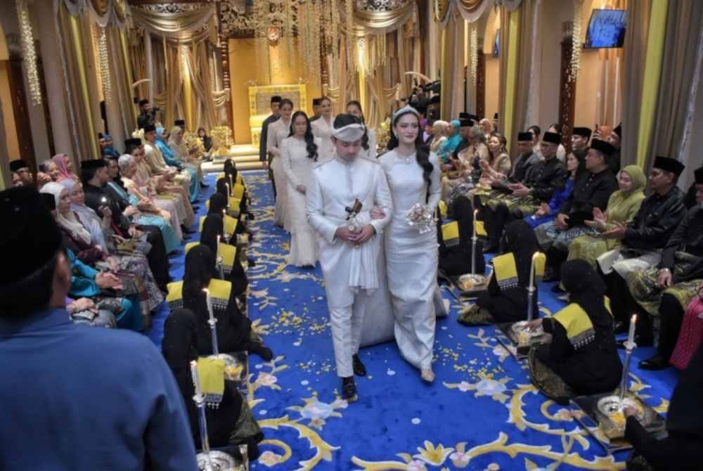 Tengku Muhammad dan pasangannya, Tengku Natasya Puteri berjalan menuju ke pelamin bagi istiadat persandingan. Foto Kesultanan Pahang
