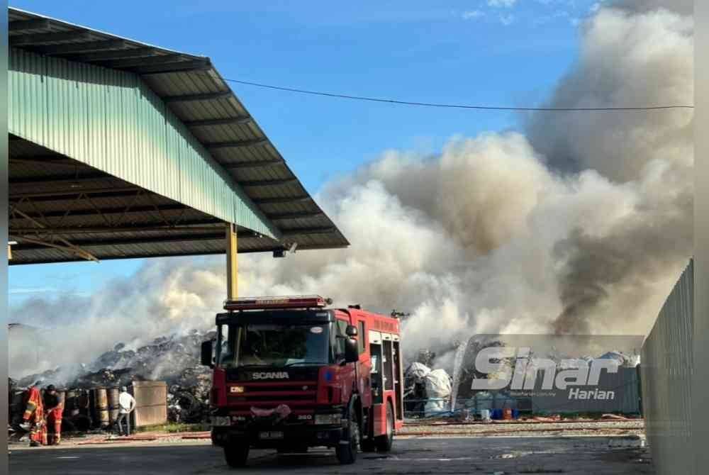 Operasi bomba berjaya mengawal api daripada merebak ke lima premis termasuk kilang perabot dan sebuah pusat servis kenderaan terletak bersebelahan. FOTO SINAR HARIAN-ADILA SHARINNI WAHID