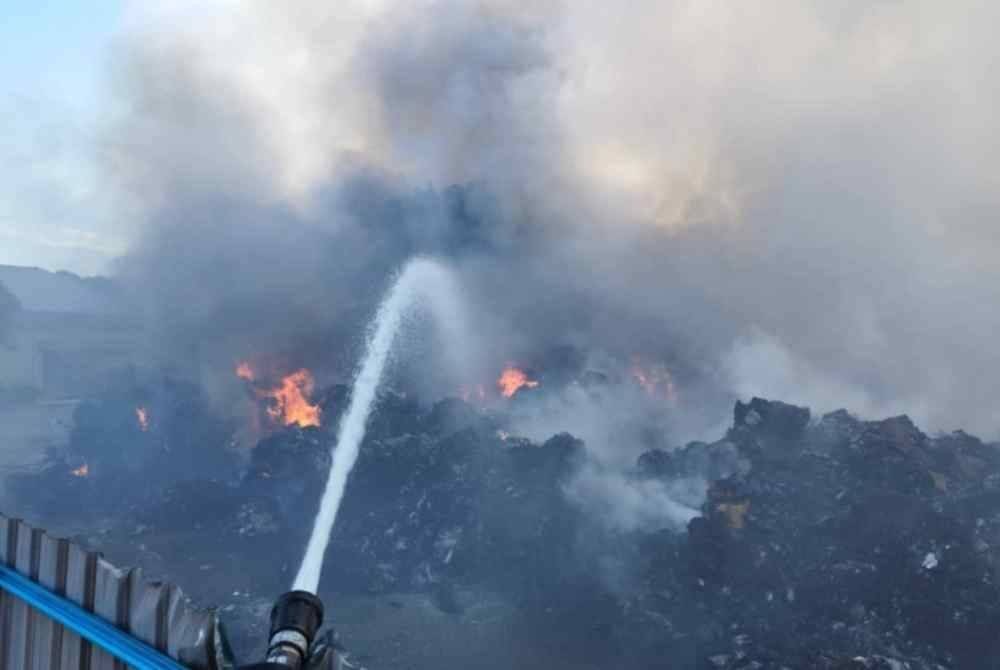 Operasi pemadaman api masih diteruskan oleh pihak bomba. Foto ihsan JBPM