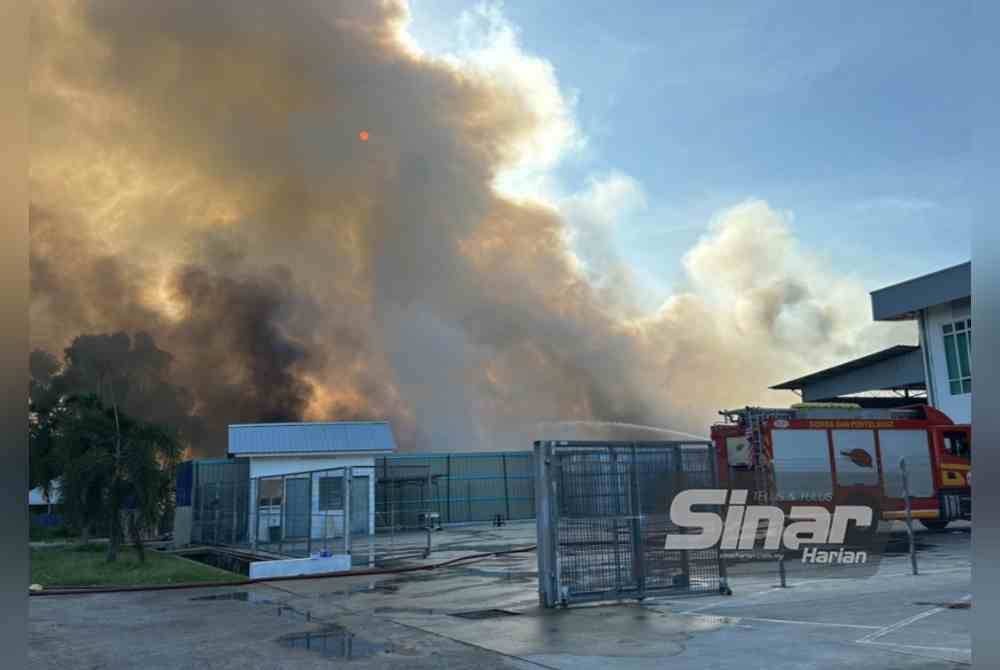 Asap tebal di ruang udara sekitar kawasan kejadian kebakaran di Kawasan Perindustrian Pengkalan Chepa, Kota Bharu. FOTO SINAR HARIAN-ADILA SHARINNI WAHID