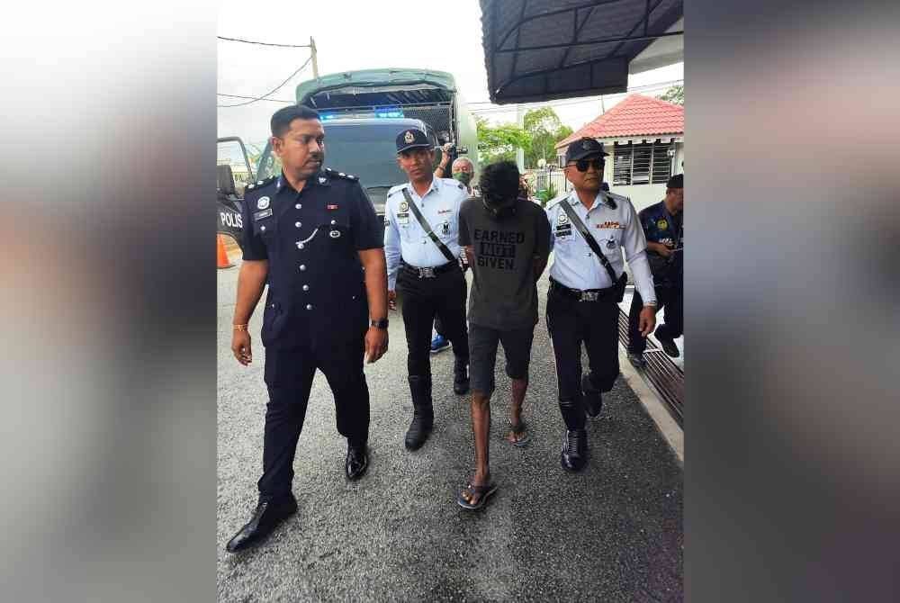 Tangga Paandi diiring polis ketika hadir ke mahkamah pada Isnin atas pertuduhan memandu dalam keadaan mabuk sehingga menyebabkan kecederaan kepada seorang murid Tahun Lima, Khamis lalu.