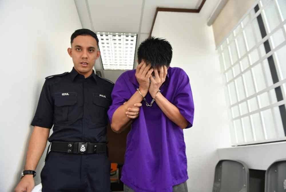 Chuan Yau dibawa keluar dari Mahkamah Majistret Ipoh selepas mengaku tidak bersalah memberi pinjaman wang tanpa lesen.