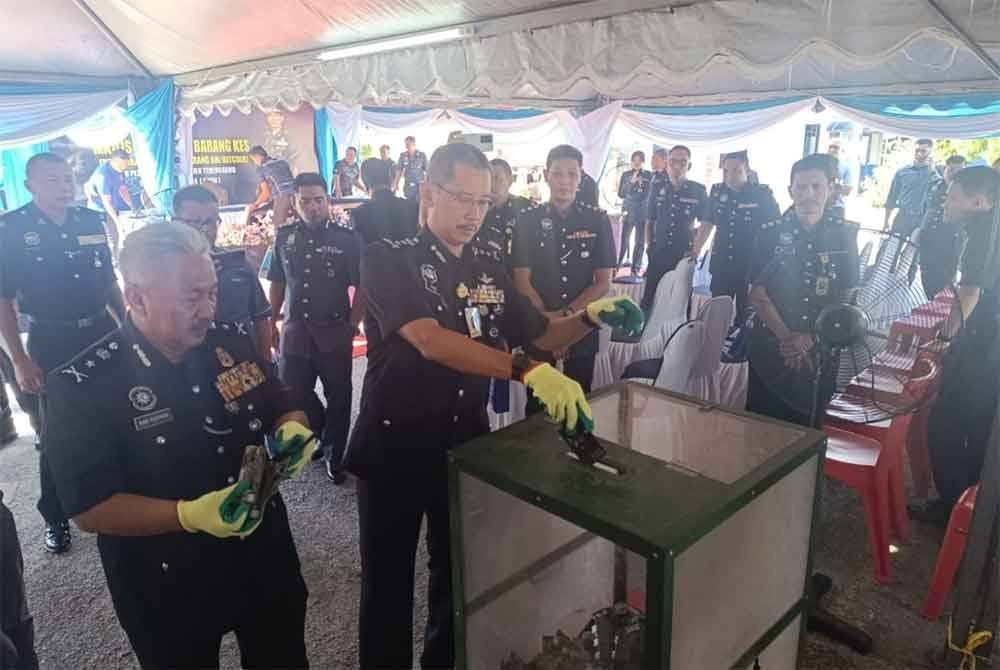 Mohd Khairi (tengah) berkata kesemua barang kes akan dilupuskan dengan cara musnah melalui kaedah e-sisa dan jualan sisa besi serta pepejal.