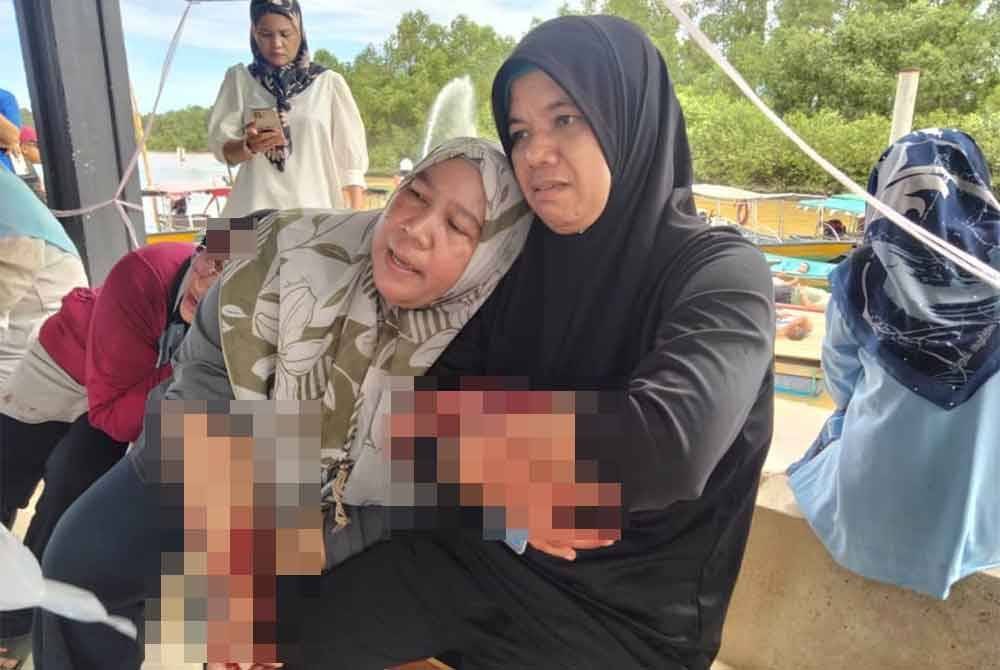 Dua 'mangsa' menunggu rawatan.