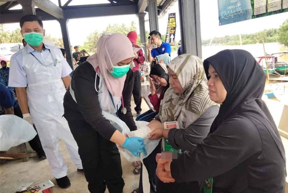 'Mangsa' kemalangan mendapat rawatan awal oleh pegawai perubatan.