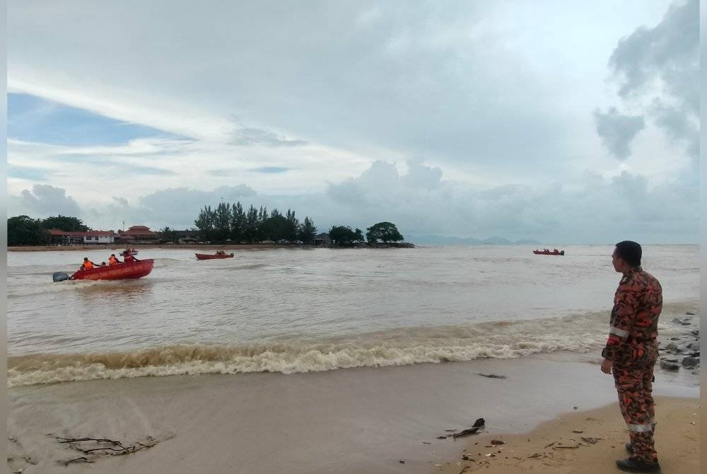 Anggota bomba melaksanakan operasi mencari dan menyelamat seorang mangsa dikhuatiri lemas di Pasar Bisik Kota Kuala Muda Kedah.